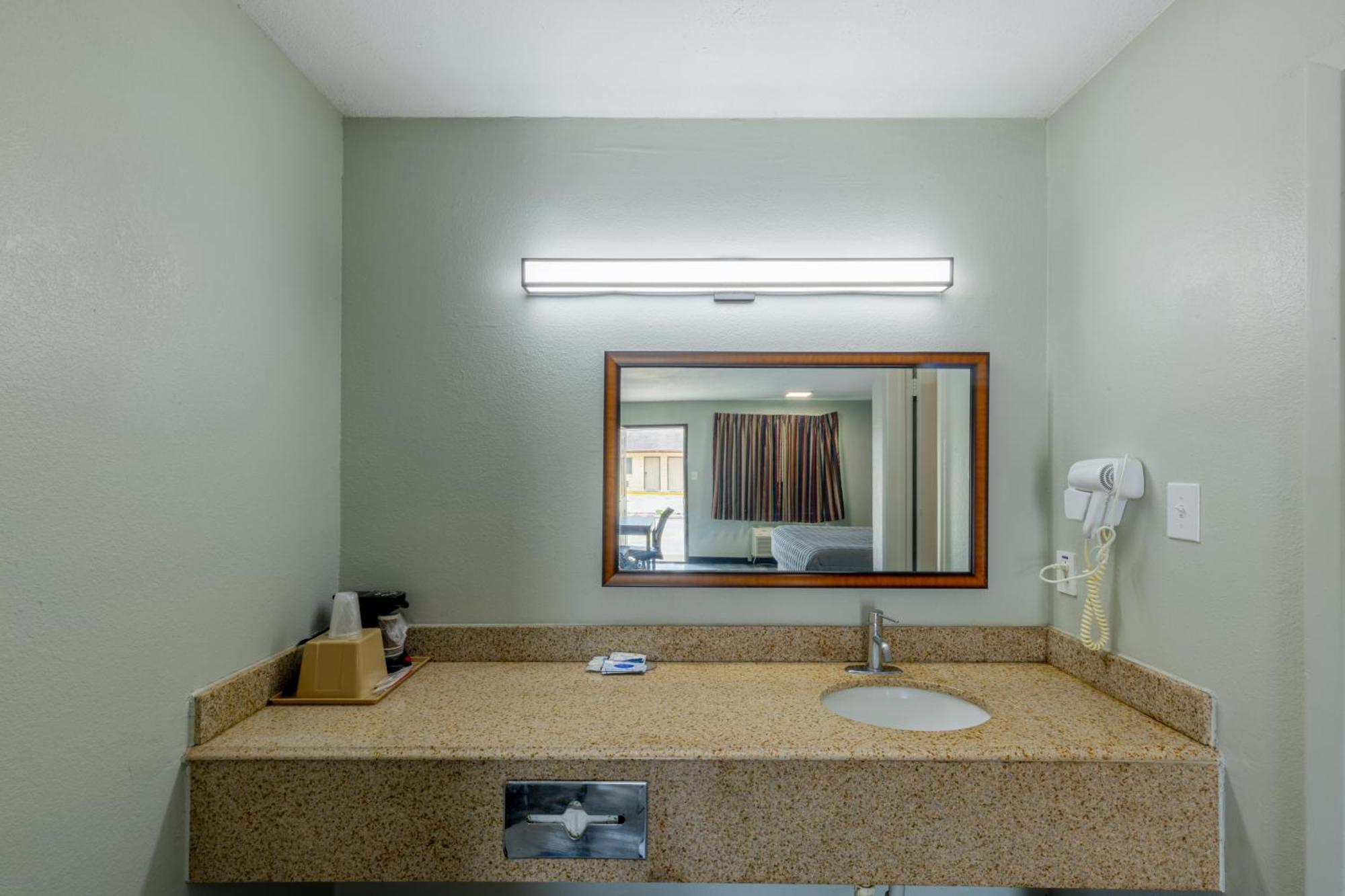 Freer Executive Inn And Studios 외부 사진