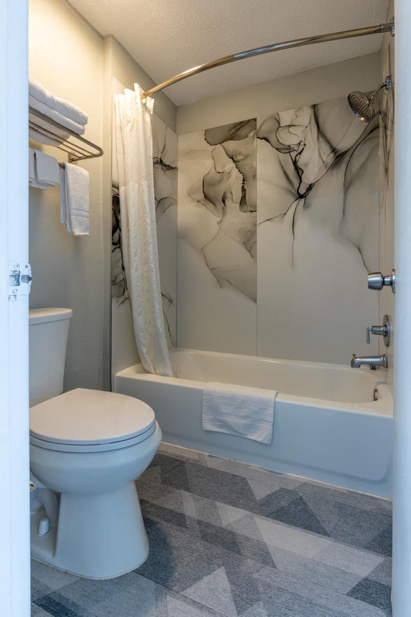 Freer Executive Inn And Studios 외부 사진