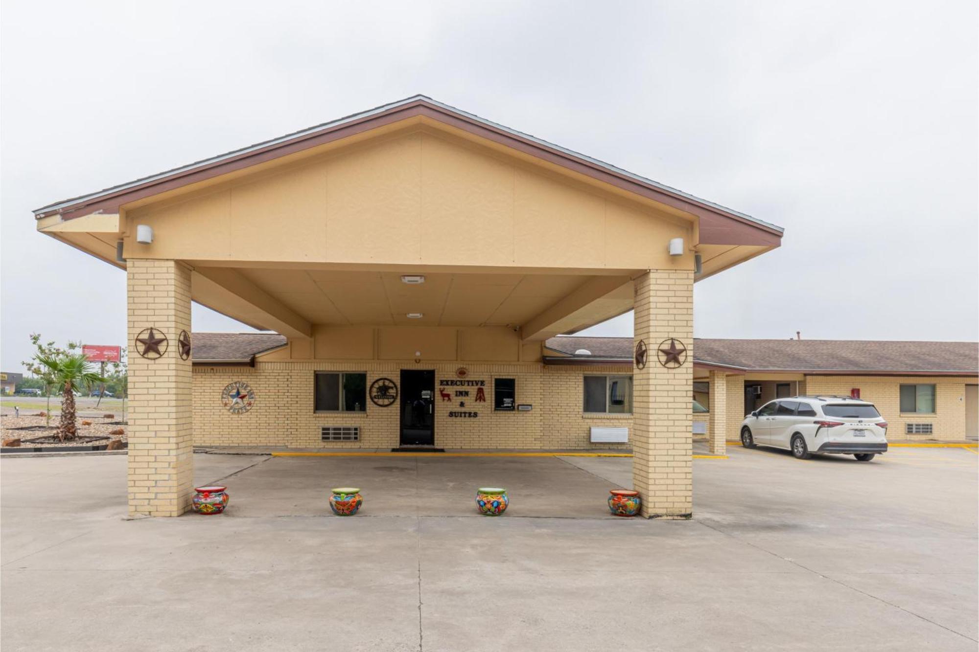 Freer Executive Inn And Studios 외부 사진