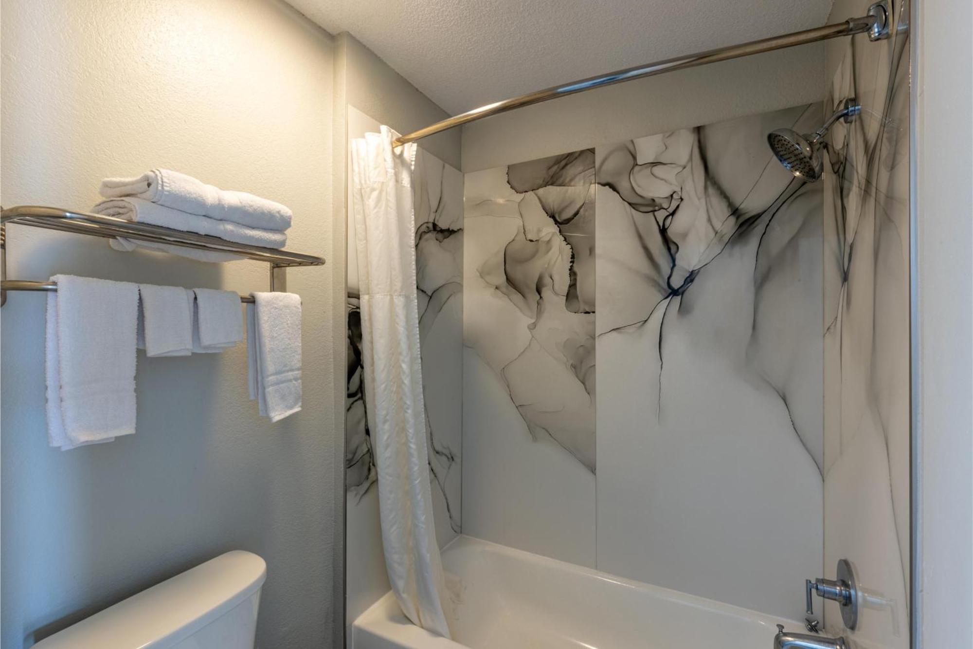 Freer Executive Inn And Studios 외부 사진