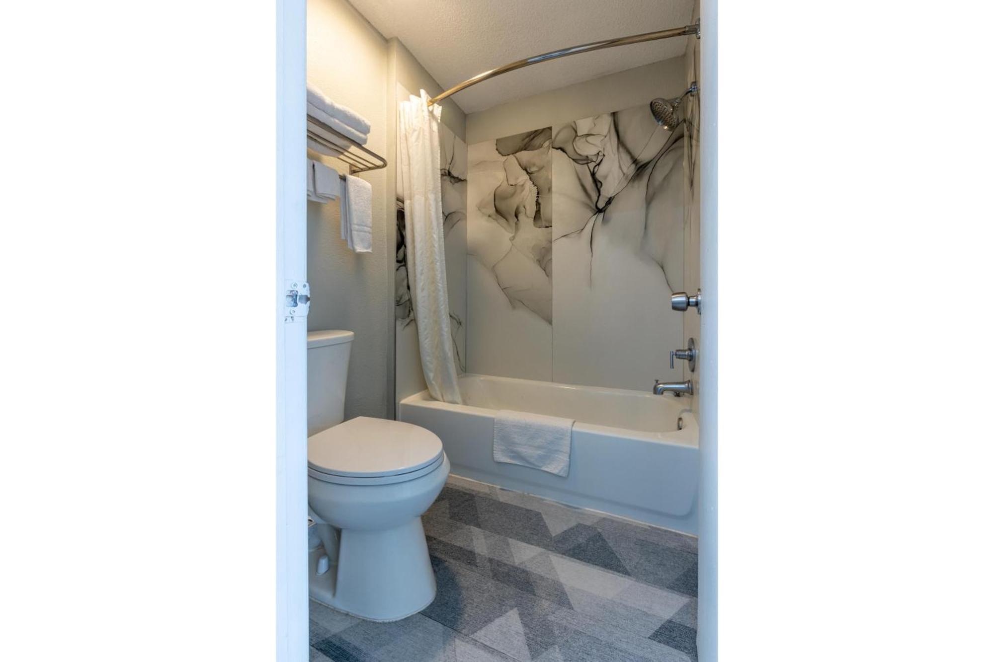 Freer Executive Inn And Studios 외부 사진
