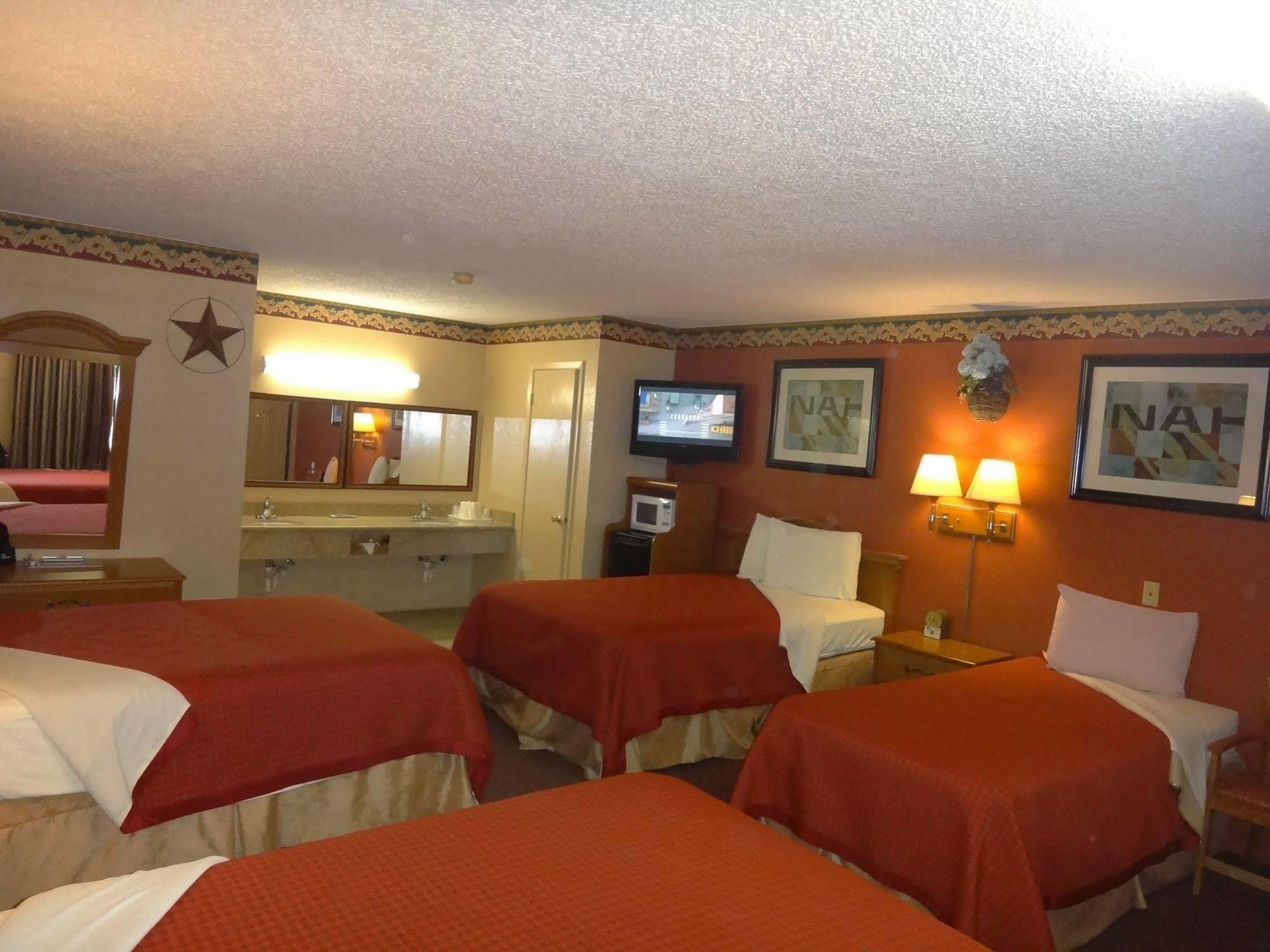 Freer Executive Inn And Studios 외부 사진