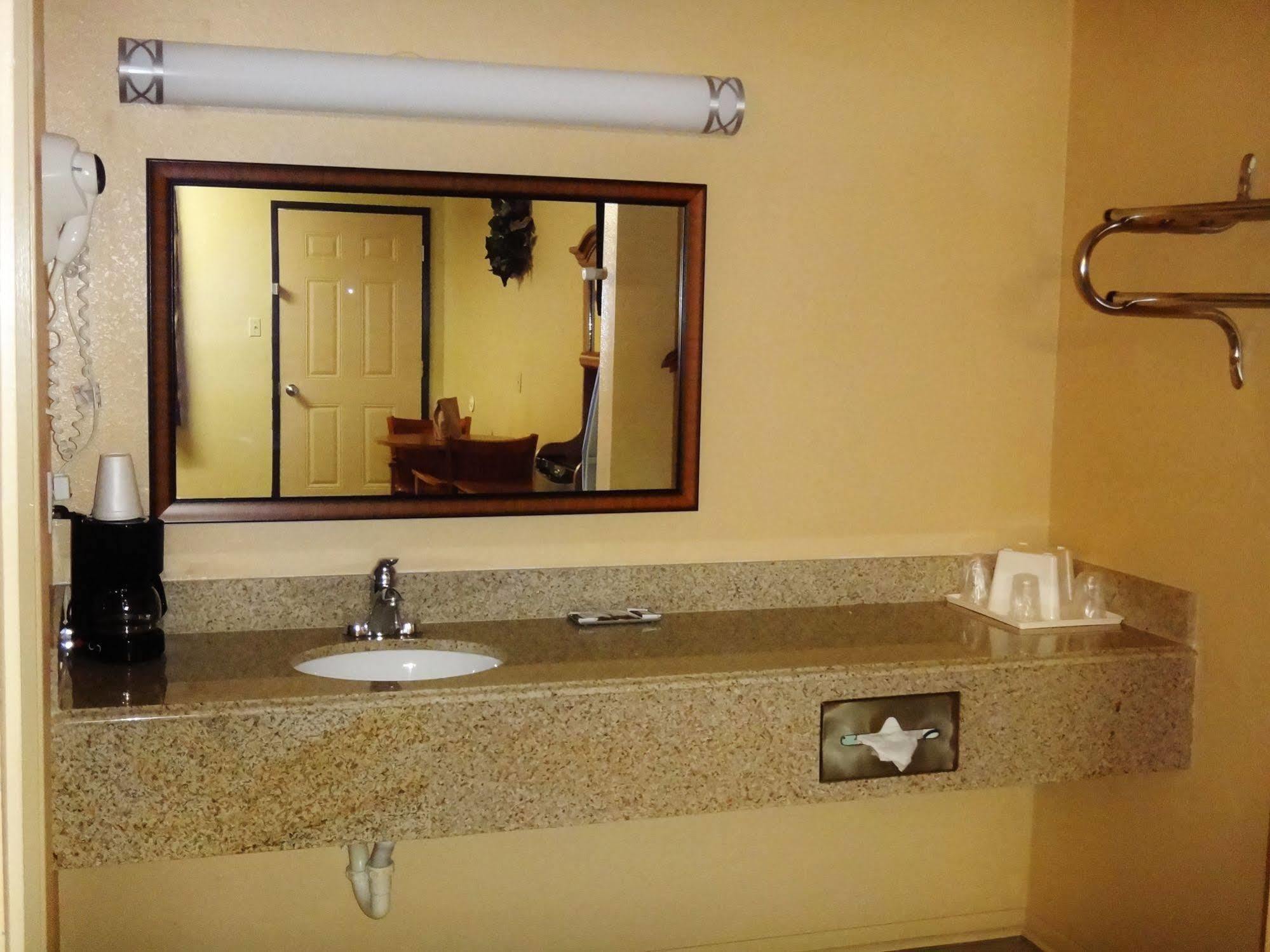 Freer Executive Inn And Studios 외부 사진