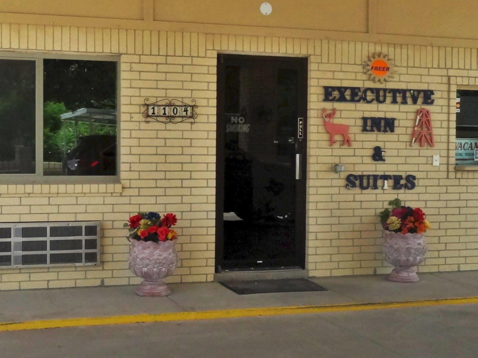 Freer Executive Inn And Studios 외부 사진