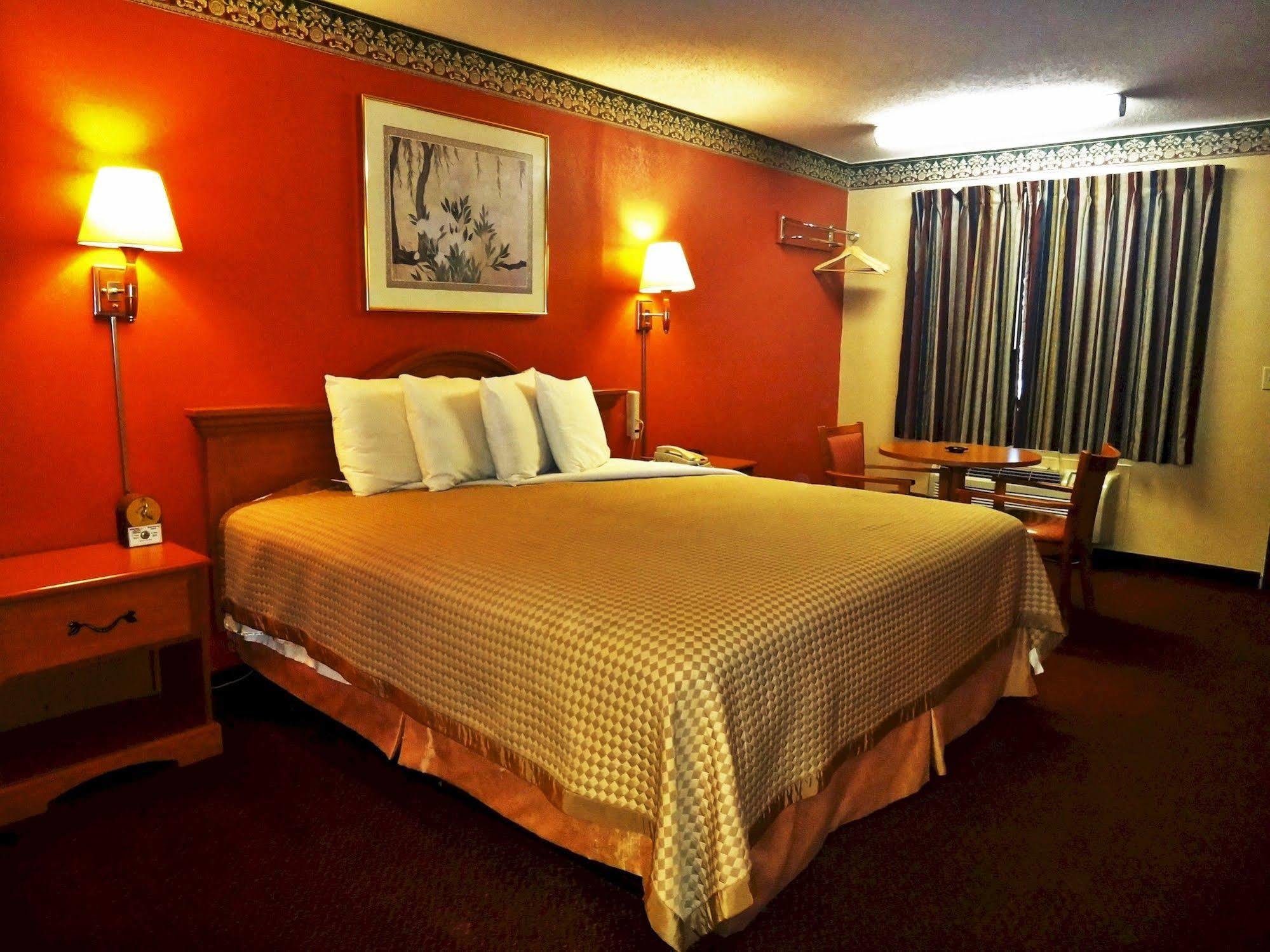 Freer Executive Inn And Studios 외부 사진