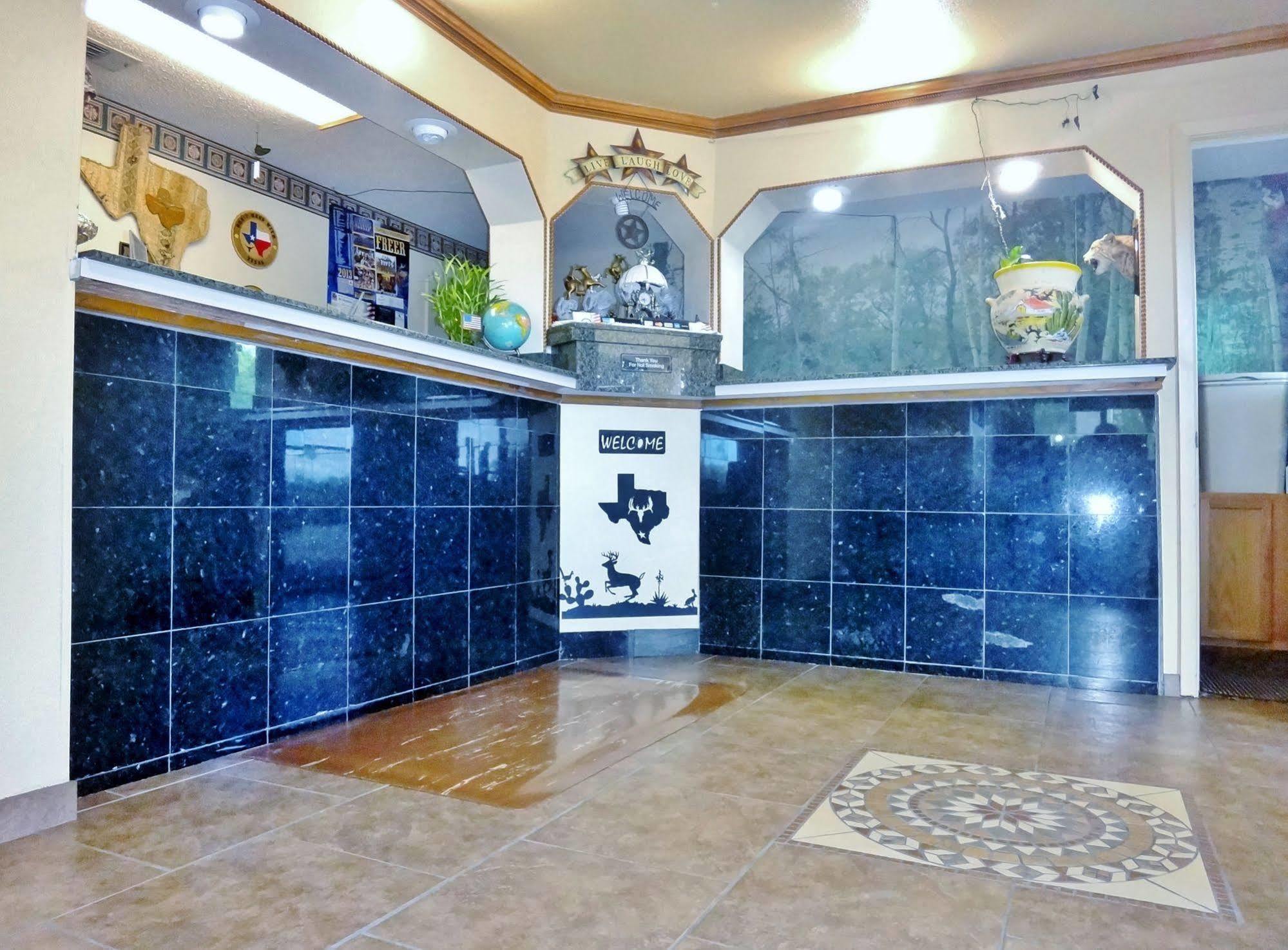 Freer Executive Inn And Studios 외부 사진